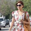 Eva Mendes a renoué avec la mode avec ce joli look fleuri et déambule dans les rues de Los Angeles le 19 avril 2011