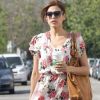 Eva Mendes ressort son look vintage et très féminin dans un délicieux look fleuri. Elle déambule dans les rues de Los Angeles le 19 avril 2011