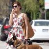 Eva Mendes promène son chien à Los Angeles. 19 avril 2011