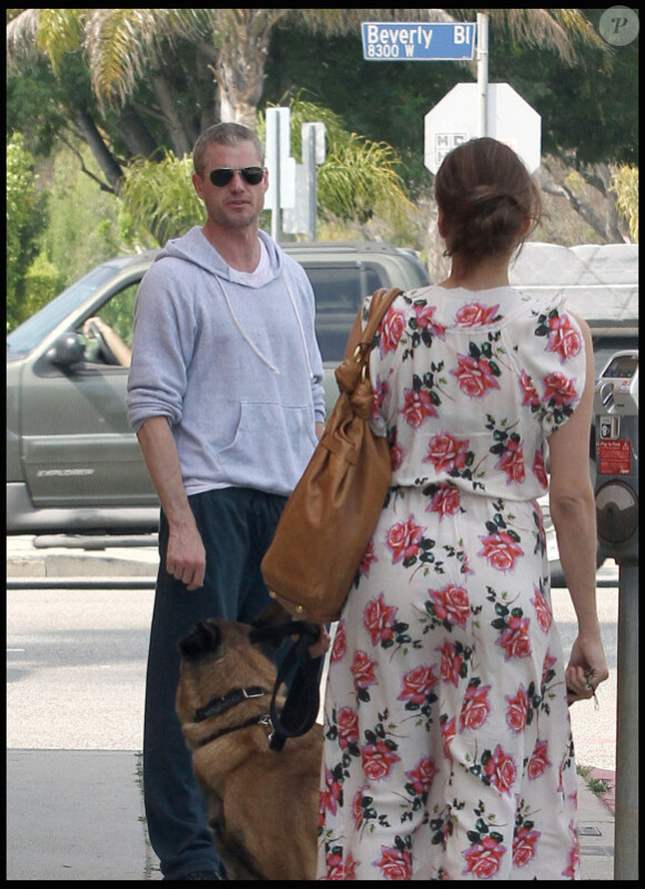 Eva Mendes promène son chien à Los Angeles. Elle croise le décontracté Eric Dane. 19 avril 2011