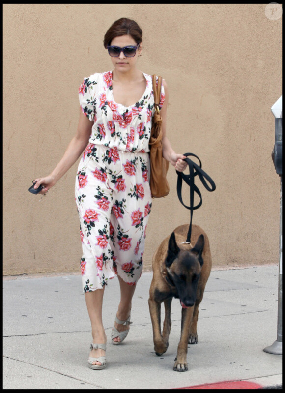 Eva Mendes, ravissante dans un look printanier, à Los Angeles. 19 avril 2011