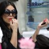Kim Kardashian adopte le vernis fluo pour briller à Los Angeles 