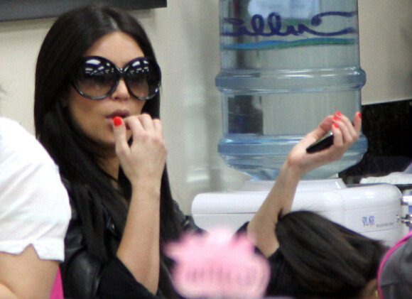 Kim Kardashian adopte le vernis fluo pour briller à Los Angeles 
