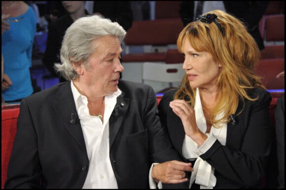 Alain Delon et Clémentine Célarié lors de l'enregistrement de Vivement Dimanche (diffusion le 24 avril 2011 sur France 2)