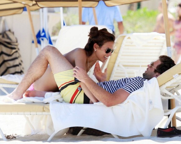 L'ex-star de The Hills Jason Wahler s'offre une pause calin avec sa girlfriend sur la plage de Miami le 2 avril 2011