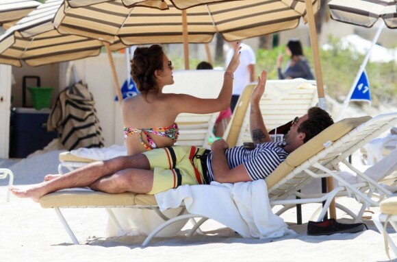 L'ex-star de The Hills Jason Wahler s'offre une pause câlin à la plage avec sa girlfriend à Miami le 2 avril 2011