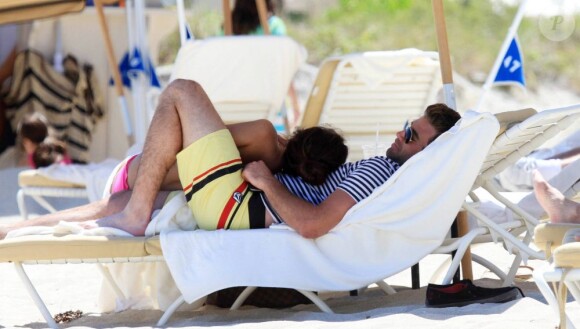 L'ex-star de The Hills Jason Wahler s'offre une pause câlin à la plage avec sa girlfriend à Miami le 2 avril 2011