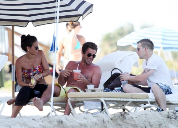 Moment de détente pour l'ex-star de The Hills Jason Wahler en compagnie de sa girlfriend et d'un ami à Miami le 2 avril 2011