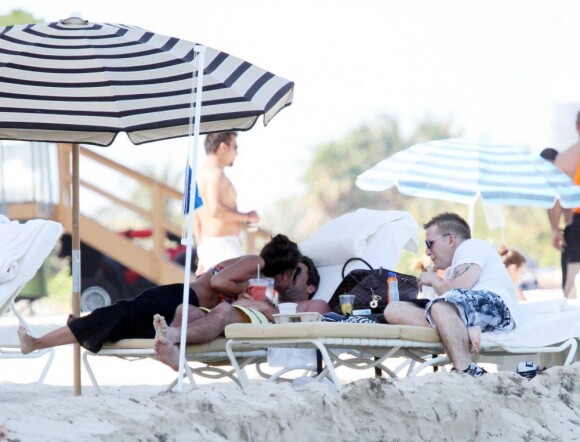 Pause bisous pour l'ex-star de The Hills Jason Wahler et sa girlfriend sur la plage de Miami le 2 avril 2011