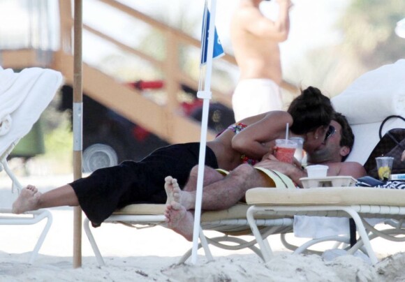 Pause bisous pour l'ex-star de The Hills Jason Wahler et sa girlfriend sur la plage de Miami le 2 avril 2011