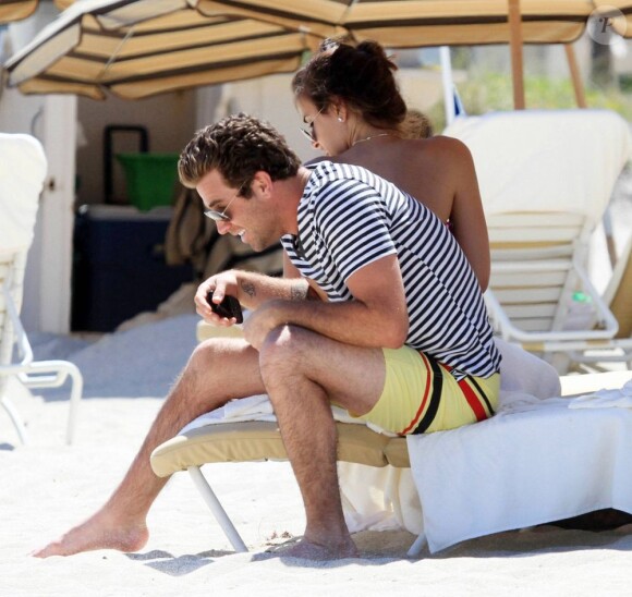 L'ex-star de The Hills Jason Wahler se détend à la plage avec sa girlfriend à Miami le 2 avril 2011