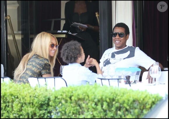Jay-Z et Beyoncé en terrasse de l'Avenue à Paris, en compagnie de Daniel le fils de Solange Knowles, le 20 avril 2011