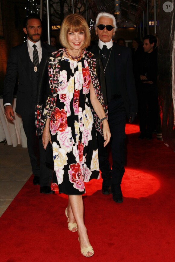 Anna Wintour et Karl Lagerfeld lors de leur arrivée à la soirée Magnum à New York le 21 avril 2011. Pour une fois, la rédactrice en chef du Vogue US a le sourire !
