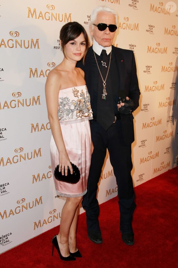 Rachel Bilson pose fièrement au côté de Karl Lagerfeld lors de la soirée Magnum qui s'est déroulée à New York le 21 avril 2011