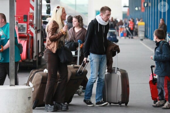 Loana sort du taxi lorsqu'elle arrive à l'aéroport d'Orly avant de s'envoler vers Miami pour le tournage des Anges de la télé-réalité le vendredi 15 avril 2011