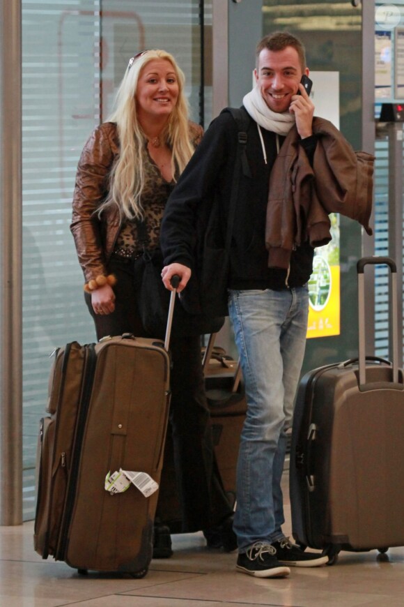 Apparemment, Loana a sympathisé avec un voyageur en arrivant à l'aéroport d'Orly avant de s'envoler vers Miami pour le tournage des Anges de la télé-réalité le vendredi 15 avril 2011