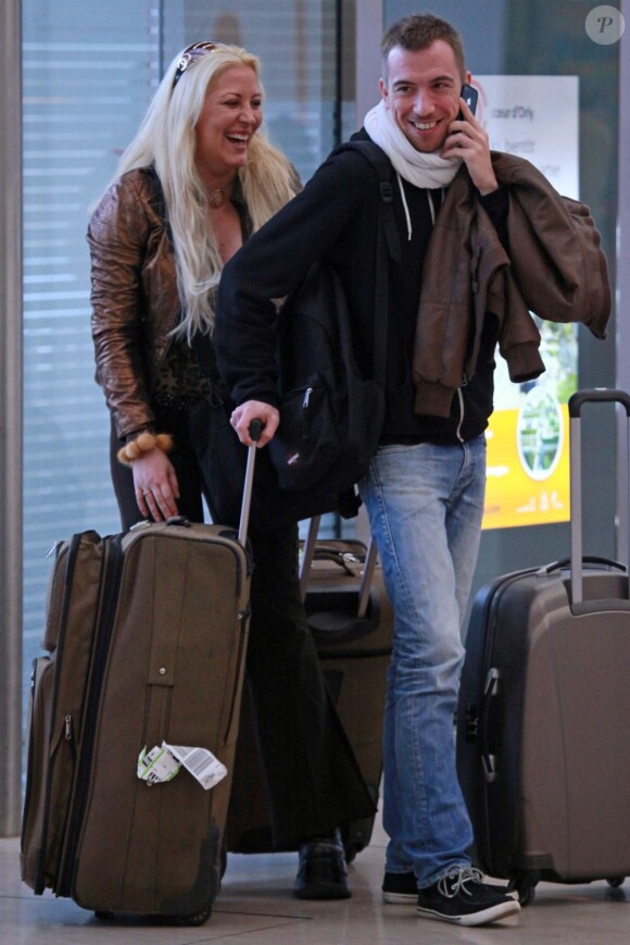Apparemment, Loana a sympathisé avec un voyageur en arrivant à l'aéroport d'Orly avant de s'envoler vers Miami pour le tournage des Anges de la télé-réalité le vendredi 15 avril 2011