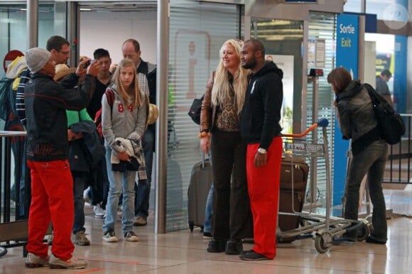 Loana prend la pose avec un fan lorsqu'elle arrive à l'aéroport d'Orly avant de s'envoler vers Miami pour le tournage des Anges de la télé-réalité le vendredi 15 avril 2011