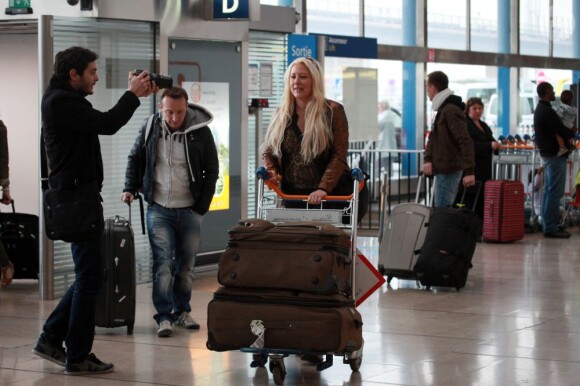 Loana arrive à l'aéroport d'Orly avant de s'envoler vers Miami pour le tournage des Anges de la télé-réalité le vendredi 15 avril 2011
