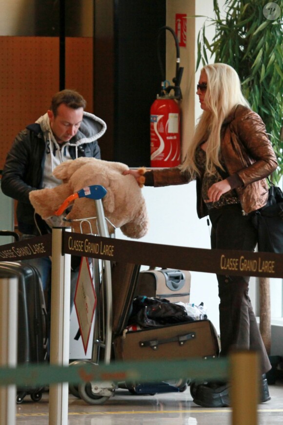 Loana n'a pas oublié sa grosse peluche lorsqu'elle arrive à l'aéroport d'Orly avant de s'envoler vers Miami pour le tournage des Anges de la télé-réalité le vendredi 15 avril 2011