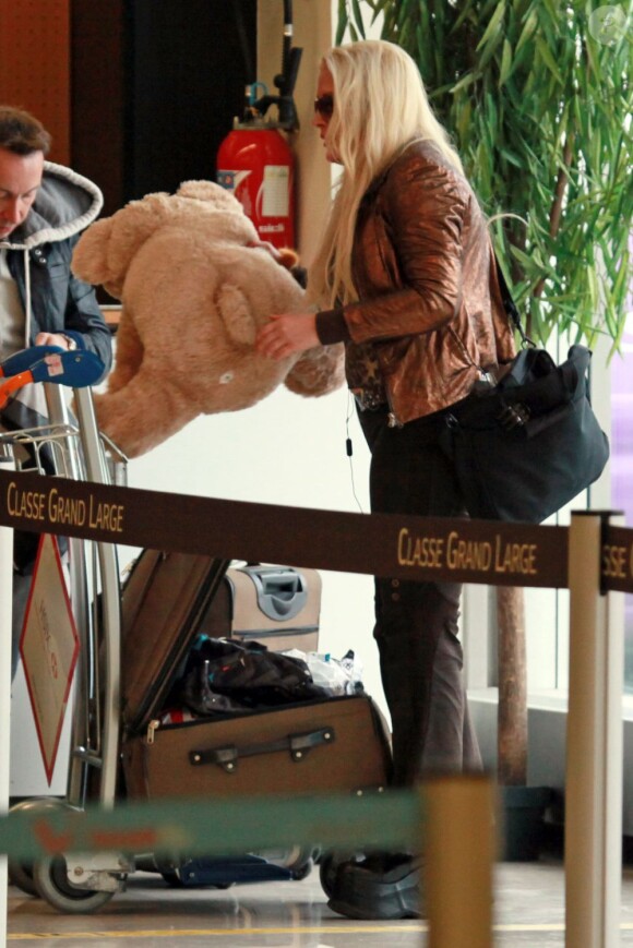 Loana n'a pas oublié sa grosse peluche lorsqu'elle arrive à l'aéroport d'Orly avant de s'envoler vers Miami pour le tournage des Anges de la télé-réalité le vendredi 15 avril 2011
