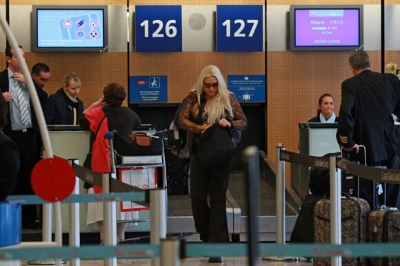 Loana arrive à l'aéroport d'Orly avant de s'envoler vers Miami pour le tournage des Anges de la télé-réalité le vendredi 15 avril 2011