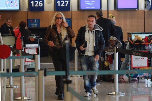Loana arrive à l'aéroport d'Orly avec Stéphane Joffre avant de s'envoler vers Miami pour le tournage des Anges de la télé-réalité le vendredi 15 avril 2011