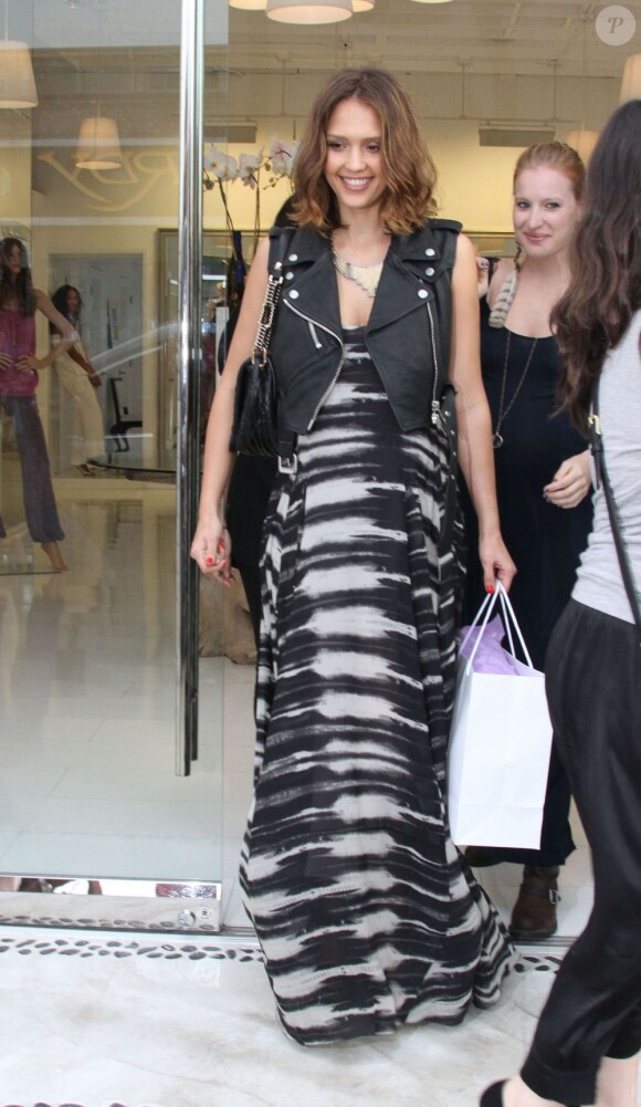 Jessica Alba a fait sensation lors d'une séance shopping à Los Angeles le 22 avril 2011 avec ses amies 