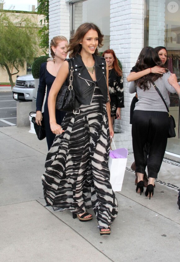 Jessica Alba a fait sensation lors d'une séance shopping à Los Angeles le 22 avril 2011 avec ses amies 