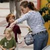 Julia Roberts avec ses jumeaux Hazel et Phinnaeus à Los Angeles le 18 avril 2011