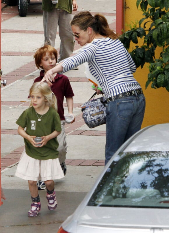 Julia Roberts avec ses jumeaux Hazel et Phinnaeus à Los Angeles le 18 avril 2011