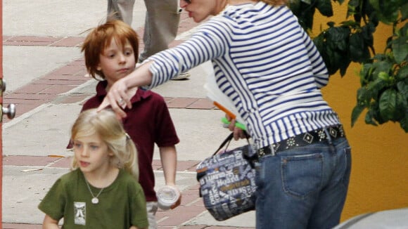 Julia Roberts chouchoute ses jumeaux pendant que sa nièce hurle dans Scream 4 !
