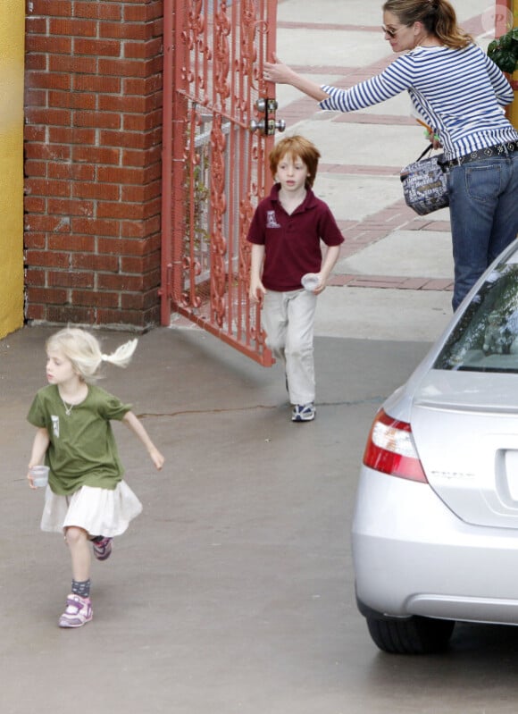 Julia Roberts avec ses jumeaux pleins de vie et de bonheur Hazel et Phinnaeus à Los Angeles le 18 avril 2011