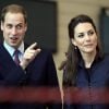 On ne touche pas à Kate Middleton (photo : avec le prince William le 11 février 2011 dans le Lancashire) ! Un garde qui l'a insulté a été exclu des  cérémonies du mariage le 29 avril.