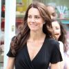 On ne touche pas à Kate Middleton (photo : le 20 avril 2011 en plein shopping dans Chelsea) ! Un garde qui l'a insulté a été exclu des cérémonies du mariage le 29 avril.