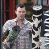 Brian Austin Green transporte des tapis, à Los Angeles, mercredi 13 avril.