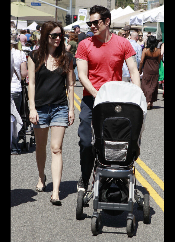 Johnny Knoxville et sa femme Naomi Nelson enceinte se promènent à Los Angeles avec leur fils Rocko le 15 avril 2011