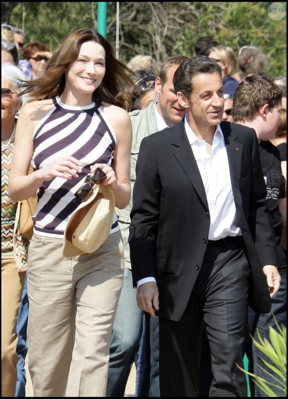 Carla Bruni et son époux Nicolas Sarkozy lors de la première régate Virginio Bruni-Tedeschi au Lavandou, en avril 2009.