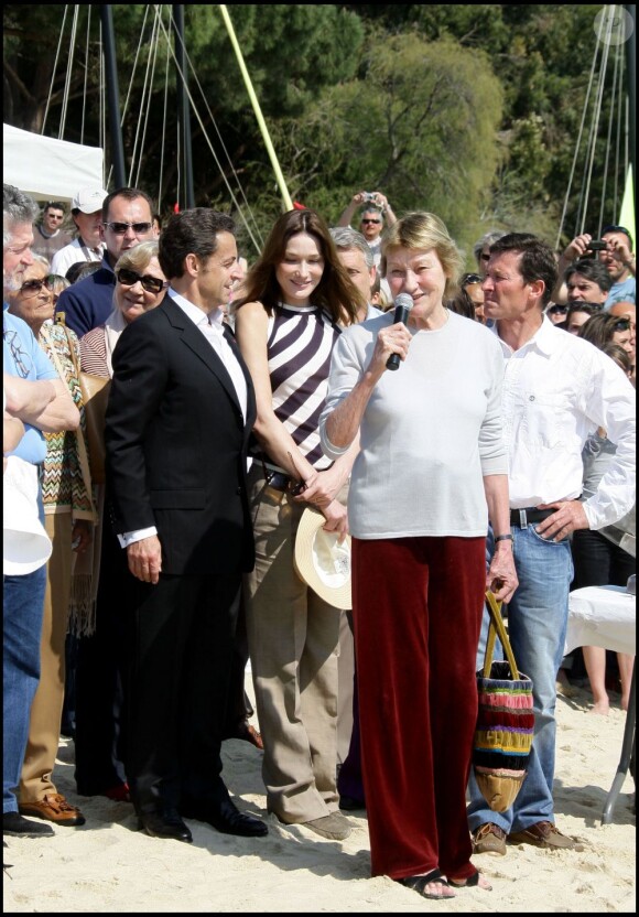 Carla Bruni, Nicolas Sarkozy et Marisa lors de la première régate Virginio Bruni-Tedeschi au Lavandou, en avril 2009.