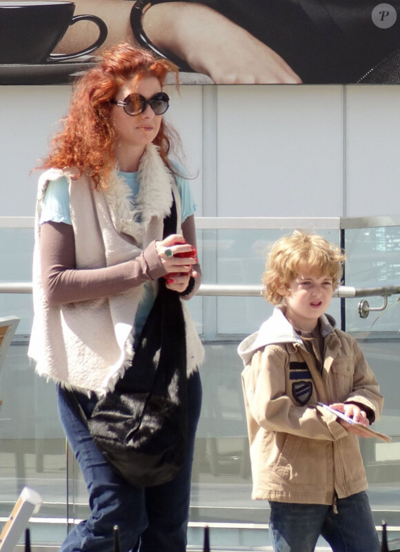 Debra Messing sort au cinéma avec son fils Roman à Century City, en Californie, lundi 25 avril.