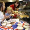 Samantha Cameron, épouse du premier ministre britannique David Cameron, s'est démenée dans les cuisines du 10 Downing Street, le 26 avril 2011, pour préparer sa street partie pour le mariage royal le 29 avril !