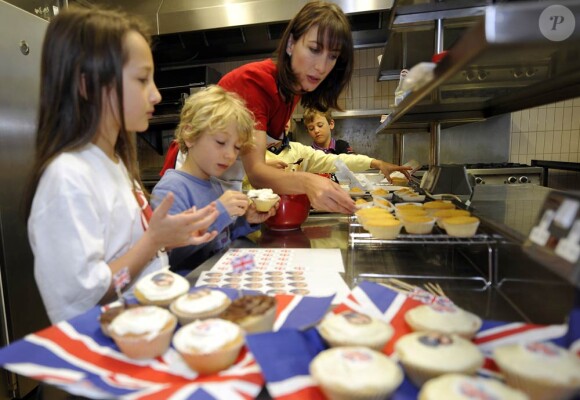 Samantha Cameron, épouse du premier ministre britannique David Cameron, s'est démenée dans les cuisines du 10 Downing Street, le 26 avril 2011, pour préparer sa street partie pour le mariage royal le 29 avril !