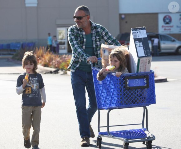 Christian Audigier : un papa poule comblé lorsqu'il profite d'une après midi avec ses enfants, Rocco et Vito, ainsi que sa petite amie Nathalie Sorensen chez Toys R Us à Los Angeles
 
