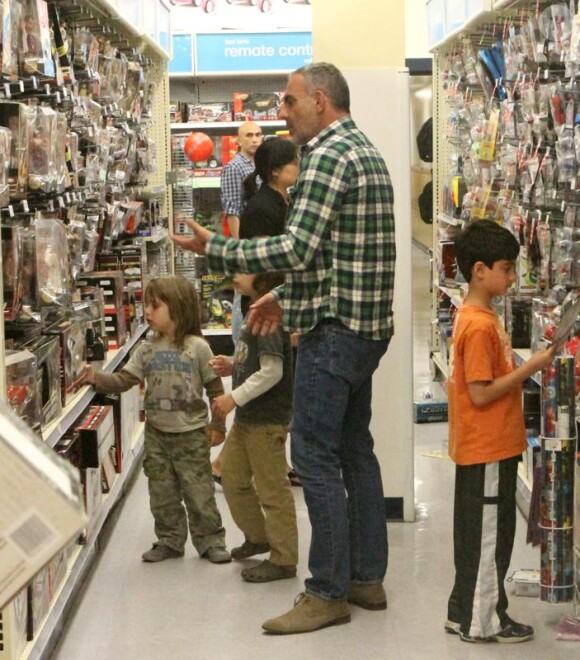 Pour Christian Audigier, pas question de compter surtout lorsqu'il s'agit d'offrir des cadeaux à ses enfants, Rocco et Vito dans les rayons de Toy's R Us à Los Angeles
 