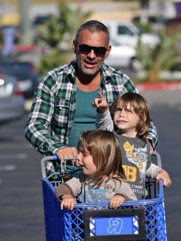 Christian Audigier avec ses enfants, Rocco et Vito. Magasin Toys R Us, à Los Angeles
 