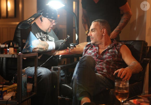 Christian Audigier en train de se faire tatouer, le 23 avril 2011.