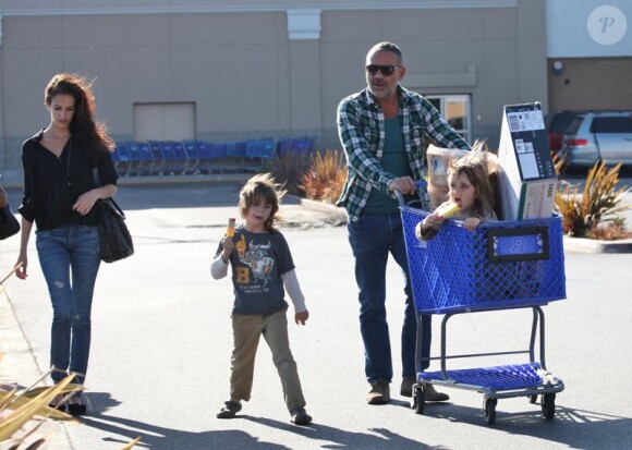 Christian Audigier passe un moment avec ses enfants, Rocco et Vito. Sa petite amie Nathalie Sorensen est également de la partie ! Magasin Toys R Us, à Los Angeles
 