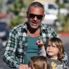 Christian Audigier passe un moment avec ses enfants, Rocco et Vito. Sa petite amie Nathalie Sorensen est également de la partie ! Magasin Toys R Us, à Los Angeles
 
