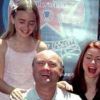 Lily Collins (à gauche) avec son père Phil Collins en 1999