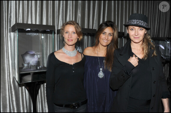 Alexandra Lamy, Valérie Messika et Julie Ferrier lors de la soirée au showroom Messika à Paris le 28 avril 2011
 